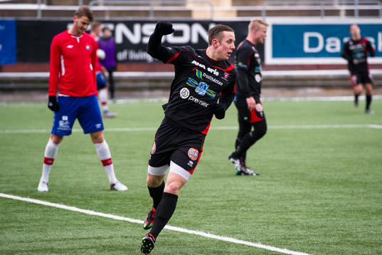 Trollhättans Robert Bagger jublar efter att ha kvitterat till 1-1