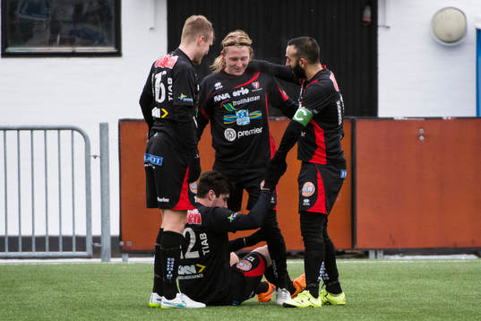 Trollhättans Pontus Johansson, Oscar Enher och Josef Daoud står runt målskytten till 1-2 Kenan Mehovic  och jublar