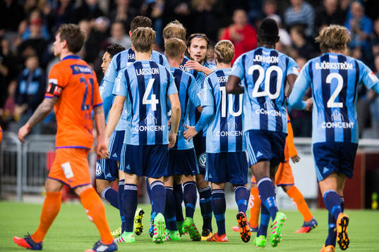 Djurgårdens Kevin Walker och hans medspelare jublar efter att Sebastian Andersson (ej i bild) gjort 1-1