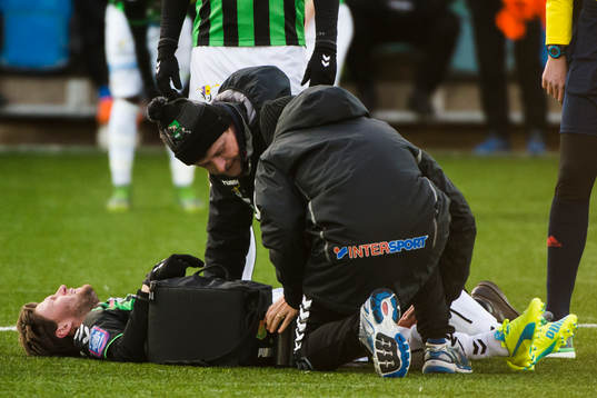 GAIS Johan Lundgren skadade sig och får hjälp av Mats Börjesson