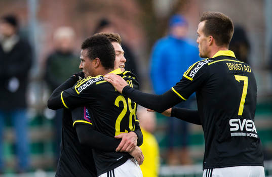 s Niclas Eliasson gör 3-0 och omfamnas av Haukur Heidar Hauksson bredvid Fredrik Brustad under träningsmatchen i fotboll mellan AIK och Norrköping den 14 Februari 2016 i Stockholm. 