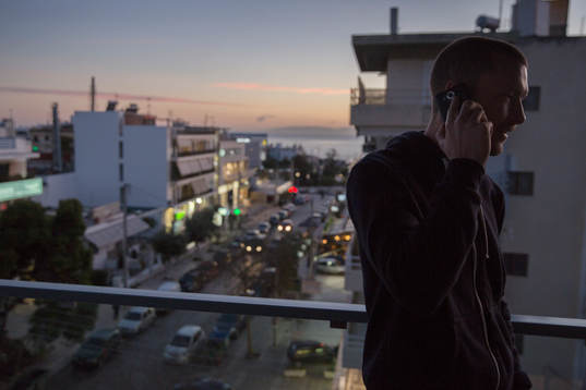 4 AEK Athens Jakob Johansson pratar i telefon på sin