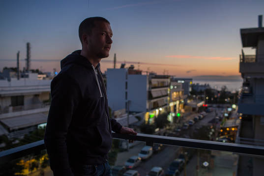 4 AEK Athens Jakob Johansson på sin balkong i sitt hem