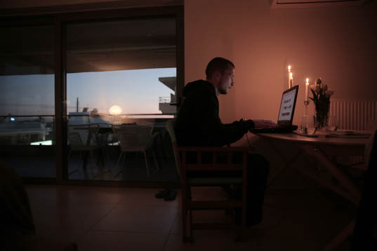 4 AEK Athens Jakob Johansson sitter framför en dator i