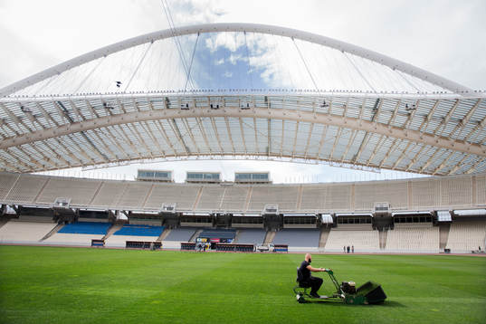 4 En vaktmästare klipper gräset på Olympiastadion i Aten