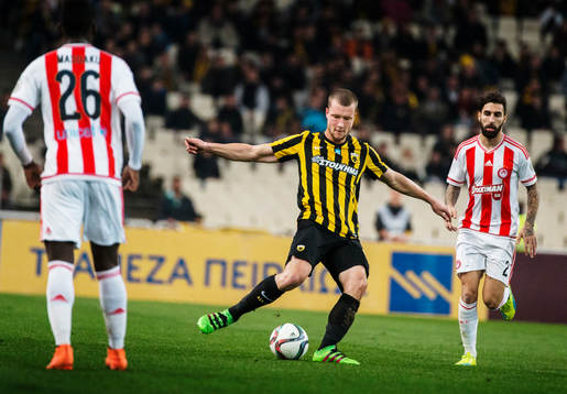 AEK Athens Jakob Johansson och Olympiaks Jimmy Durmaz