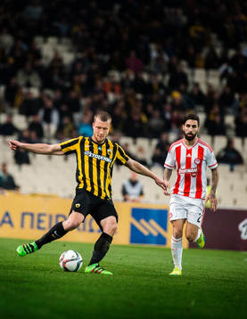 Publiken sträcker händer i luften på Olympiastadion i