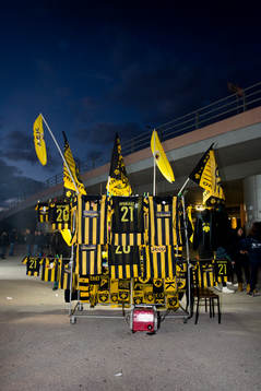 Ett stånds säljer fotbollströjor utanför Olympiastadion