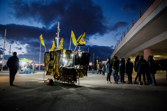 Ett stånds säljer fotbollströjor utanför Olympiastadion