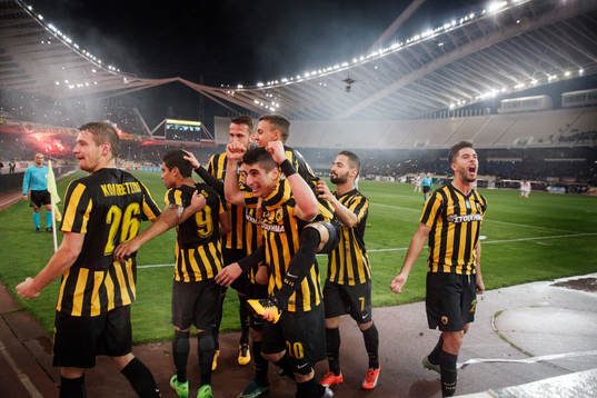 AEK Athens spelare jublar