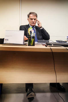 AEK Athens sportchef Dusan Bajevic pratar i telefon på