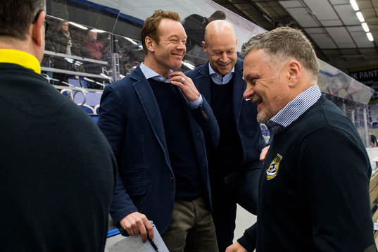 Almtunas tränare Niklas Eriksson och assisterande tränare