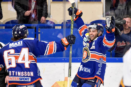 Växjös Josh Hennessy jublar