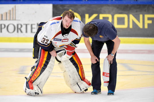 Djurgårdens målvakt Mikael Tellqvist krockar med en