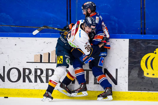 Djurgårdens Philip Holm stoppar Växjös Linus Fröberg