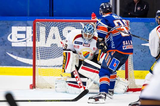 Växjös Sakari Salminen oroar framför Djurgårdens