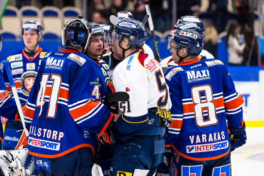 Gruff mellan Växjös Eric Martinsson (ej i bild) och