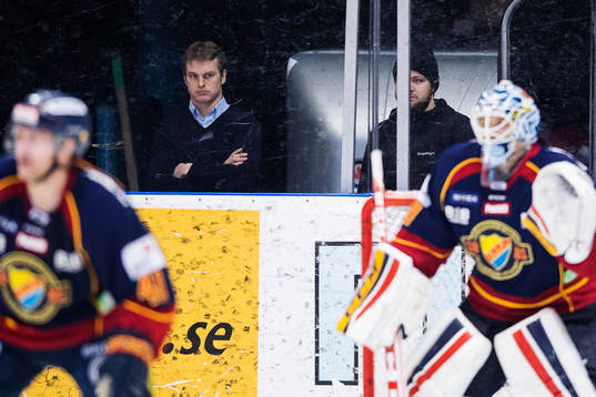 Djurgårdens sportchef Joakim Eriksson följer spelet
