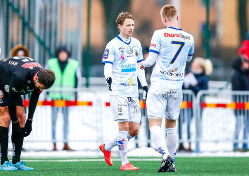 Gefles Johan Bertilsson och Robin Nilsson jublar efter 0-1