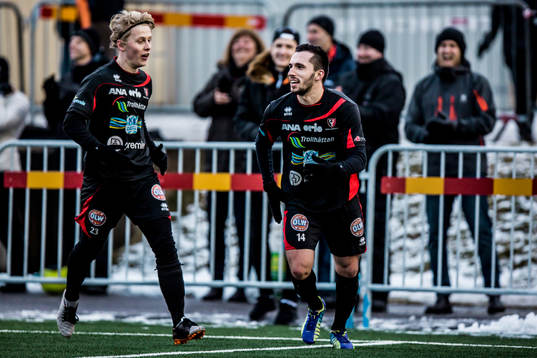 Trollhättans Agon Beqiri har gjort 2-1 på straff och jublar med Carl Lext 