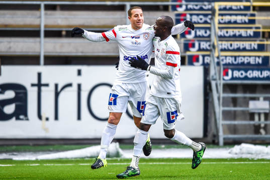 Assyriskas Kenny Pavey och Aziz Corr Nyang jublar