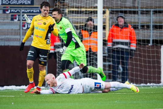 Assyriskas Ken Fagerberg blir liggande