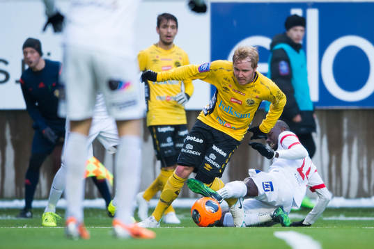 Elfsborgs Simon Lundevall tar sig förbi Assyriskas Aziz