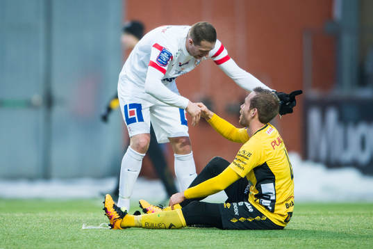 Assyriskas Kenny Pavey tackar Elfsborgs Anders Randrup för