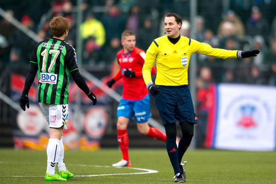 GAIS Dan Keat  i diskussion med domare Andreas Ekberg