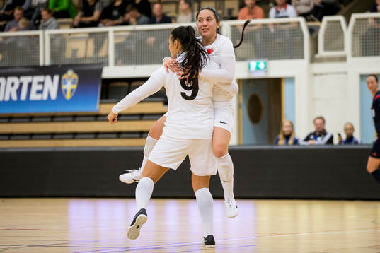 Lindahls Ida Hedstad jublar ihop med Michelle Rojas Flores efter 3-0