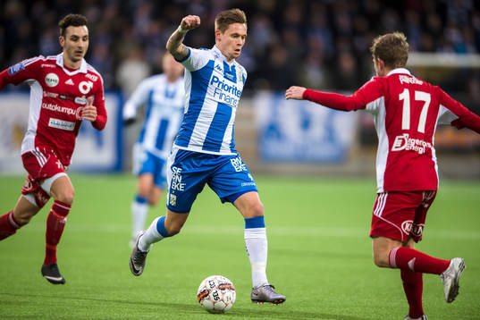 IFK Göteborgs Sören Rieks jagas utav Degerfors Simon Molander