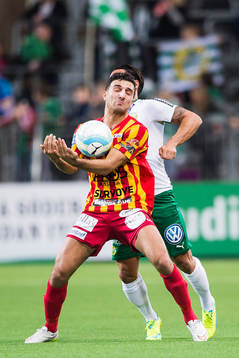 Syrianskas Bachir Katourgi fångar bollen i famnen