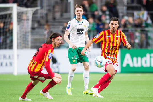 Hammarbys Birkir Már Saevarsson ser på när Syrianskas