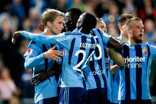 Djurgårdens Sebastian Andersson kramas om av sina lagkamrater efter att han gjort 2-1