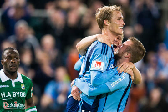Djurgårdens Sebastian Andersson jublar tillsammans med Alexander Faltsetas efter att ha gjort 2-1