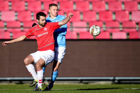 Ålborgs Jakob Blåbjerg i närkamp med Malmö FFs Piotr Johansson