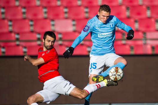 Ålborgs Jakob Blåbjerg i närkamp med Malmö FFs Piotr Johansson