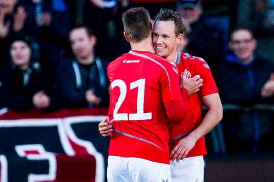 Ålborgs Kasper Risgård (ryggen mot kameran) firas av lagkamraterna efter han gjort 3-0
