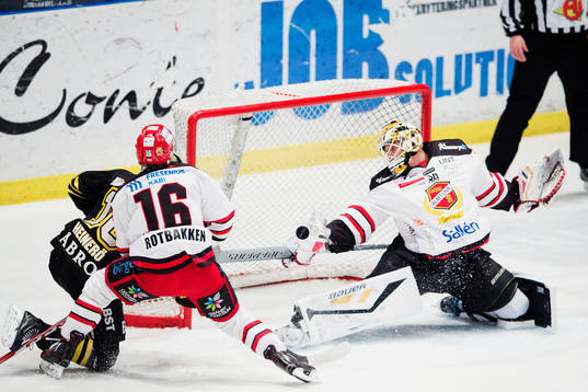 Almtunas Jonas Johansson räddar ett skott