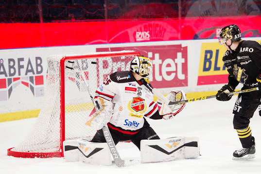 Almtunas målvakt Jonas Johansson släpper in ett mål