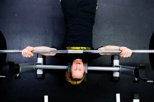 Ellen Wilhelmsson kör bänkpress