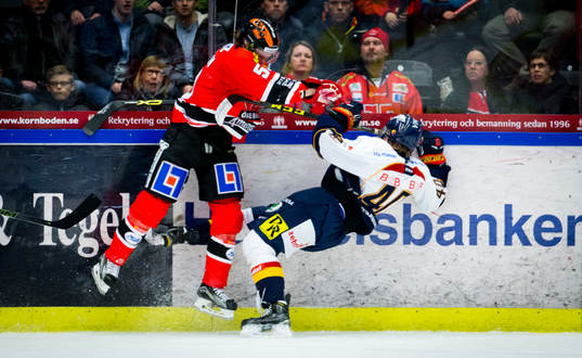 Örebros Bobbo Petersson tacklar Djurgårdens Tomi Sallinen