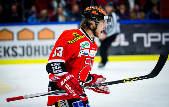 Örebros Bobbo Petersson gör 1-1 och jublar