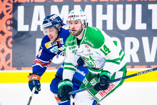 Rögles Jordan Smotherman jagas av Växjös Eric Martinsson