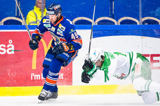 Växjös Ilkka Heikkinen tacklar Rögles Jordan Smotherman