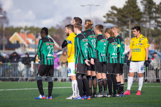 Falkenbergs och Varbergs spelare ställer upp sig i en mur inför en frispark