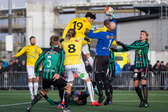 Varbergs Målvakt Peter Dahlberg boxar ut bollen vid en rörig situation framför Varbergs mål