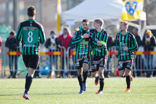 Varbergs spelare jublar efter 0-1 målet