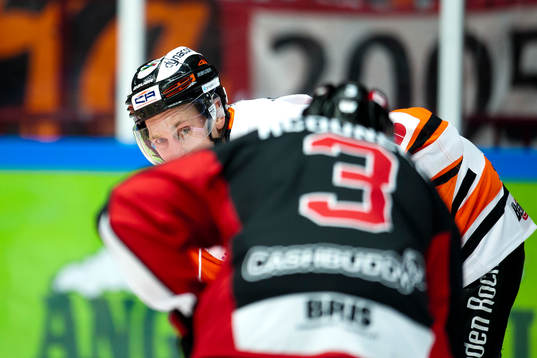 Karlskronas Tom Linder koller Malmö Redhawks Kent McDonell