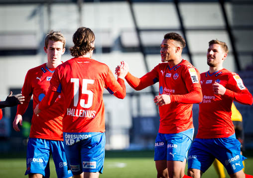 Helsingborgs Linus Hallenius gör 0-1 och jublar med Adam Eriksson och Martin Christensen